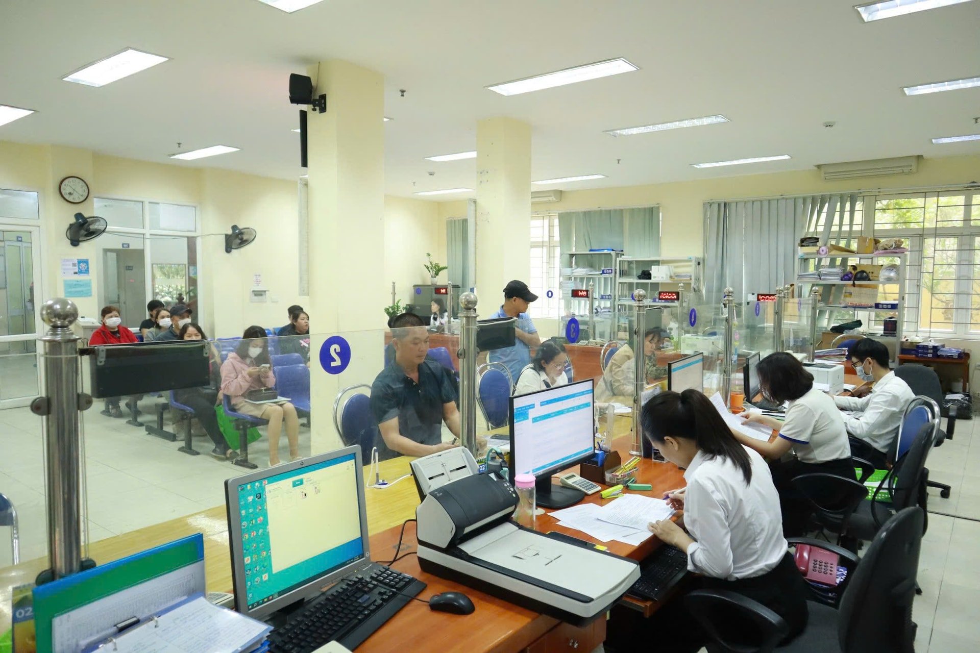 เจ้าหน้าที่ประกันสังคมและพนักงานของเขต 1 ดำเนินการระบบเทคโนโลยีสารสนเทศอย่างระมัดระวัง ภาพโดย: Van Khanh