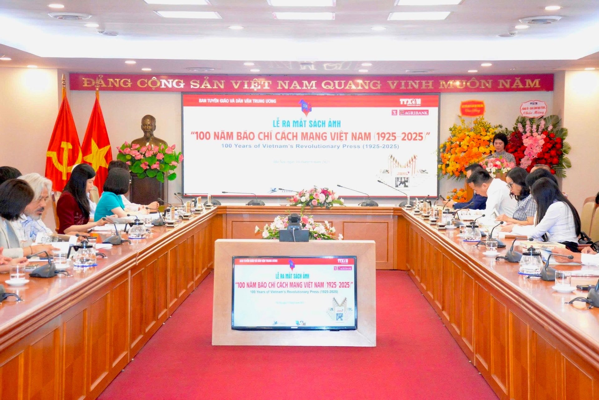 quang-canh-le-ra-mat-sach.jpg
