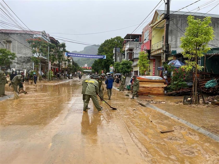 Công an thị trấn Mường Khương và lực lượng an ninh, trật tự ở cơ sở đang hỗ trợ nhân dân khắc phục hậu quả. (Ảnh: BCA)