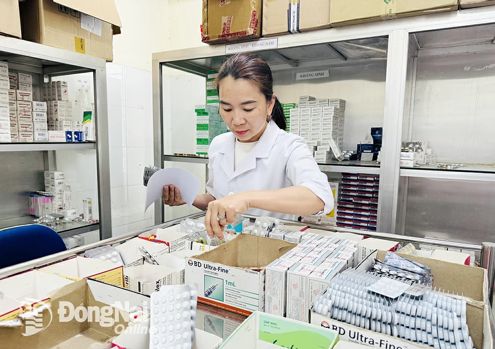 Nhân viên y tế soạn thuốc theo đơn để cấp cho bệnh nhân tại một cơ sở y tế trong tỉnh. Ảnh: H.Dung