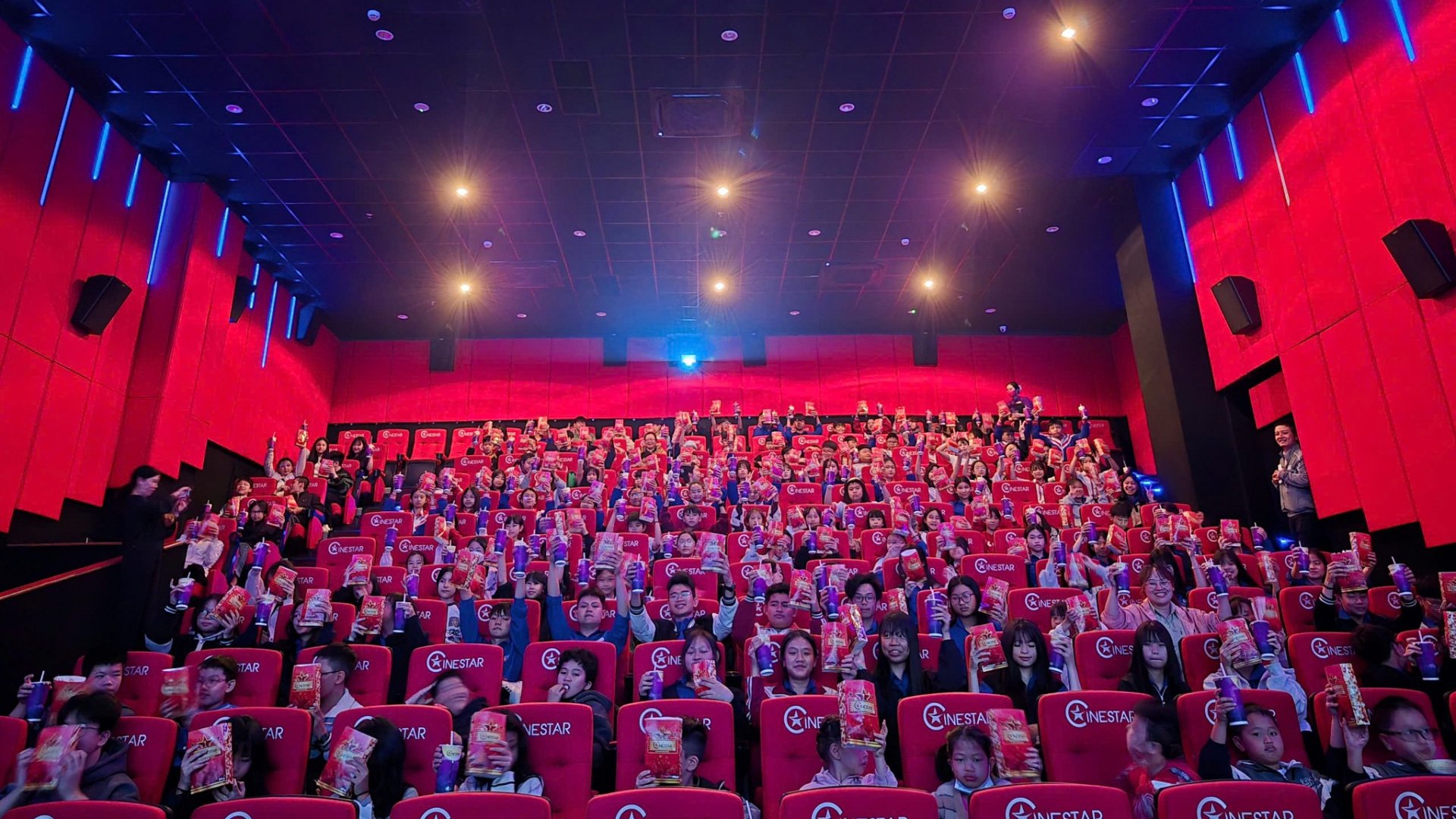 Los estudiantes ven películas