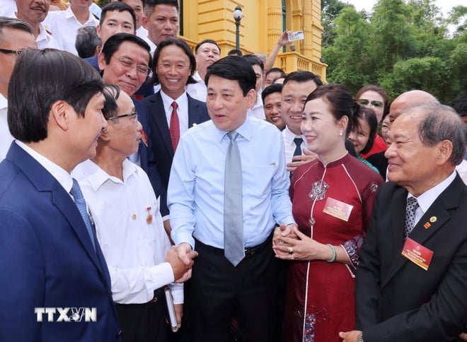 ttxvn-chu-tich-nuoc-luong-cuong-gap-mat-cac-nghe-nhan-lang-nghe-tieu-bieu-toan-quoc-1006-1.jpg