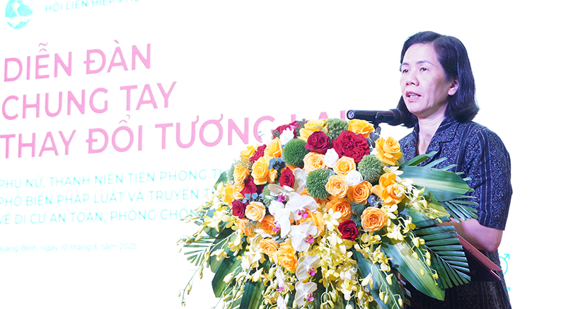 Đồng chí Phó Chủ tịch Hội LHPN Việt Nam Nguyễn Thị Minh Hương phát biểu tại diễn đàn.