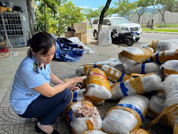 700 kg de calamares secos sin dueño encontrados en la acera en Da Nang - Foto 1.