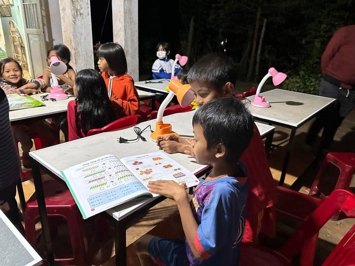 “Sách hay về làng, bàn học tặng em” mang thông tin đến với trẻ em vùng đồng bào DTTS- Ảnh 4.