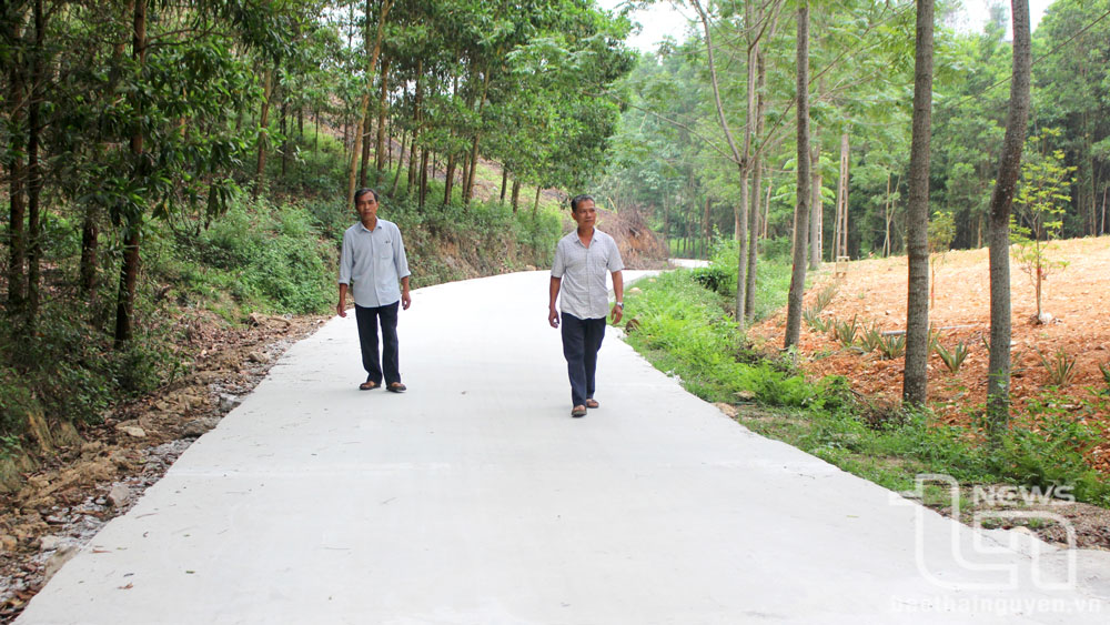 Ông Lý Văn Thu, Bí thư Chi bộ xóm Hòa Khê 1, xã Văn Hán, huyện Đồng Hỷ (bên phải) tạo sự đồng thuận trong nhân dân chung tay xây dựng cơ sở hạ tầng nông thôn.