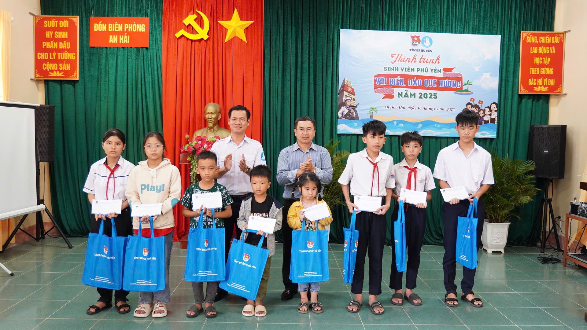 Thường trực Tỉnh đoàn, đại diện Ban Tuyên giáo và Dân vận Tỉnh ủy tặng quà cho học sinh có hoàn cảnh khó khăn. Ảnh: KHÁNH HÀ
