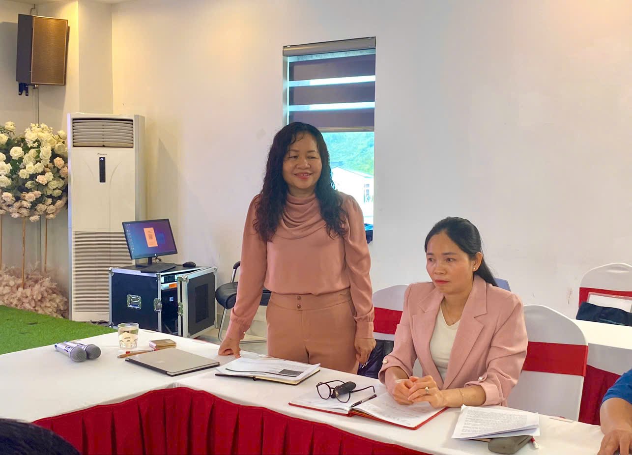 Đồng chí Khoàng Thị Thanh Nga – Chủ tịch Hội LHPN tỉnh, Trưởng Ban Quản lý dự án trả lời những nội dung đại biểu quan tâm. 