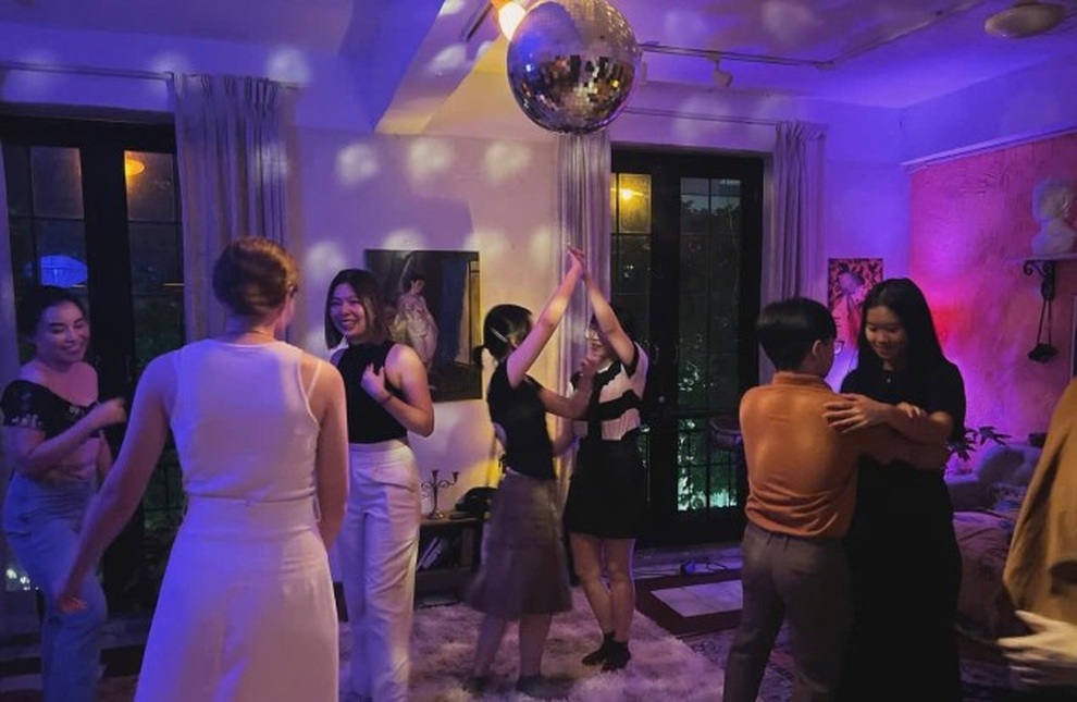Không gian độc đáo: Nơi người lạ nấu ăn, khiêu vũ và trò chuyện đến sáng - 3