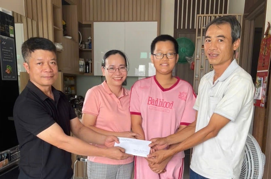 តំណាងមជ្ឍមណ្ឌលឈាម និងឈាមខេត្ត ប្រគល់ថវិកាជូនគ្រួសារលោក Do Vu Ha My ។