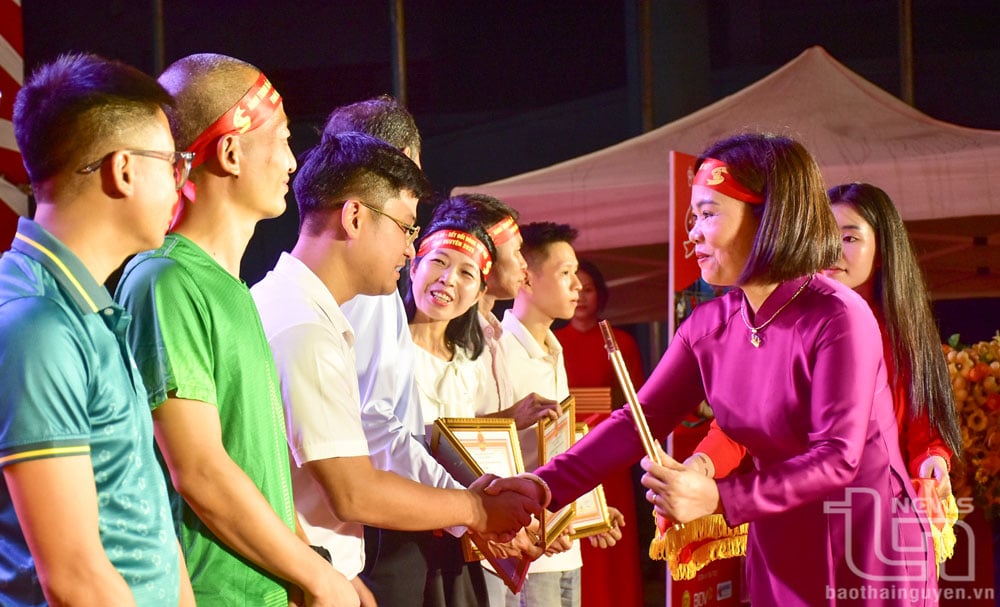 Lãnh đạo Hội Chữ thập đỏ tỉnh Thái Nguyên khen thưởng các tập thể, cá nhân tiêu biểu trong thực hiện Chiến dịch Triệu bước chân nhân ái.