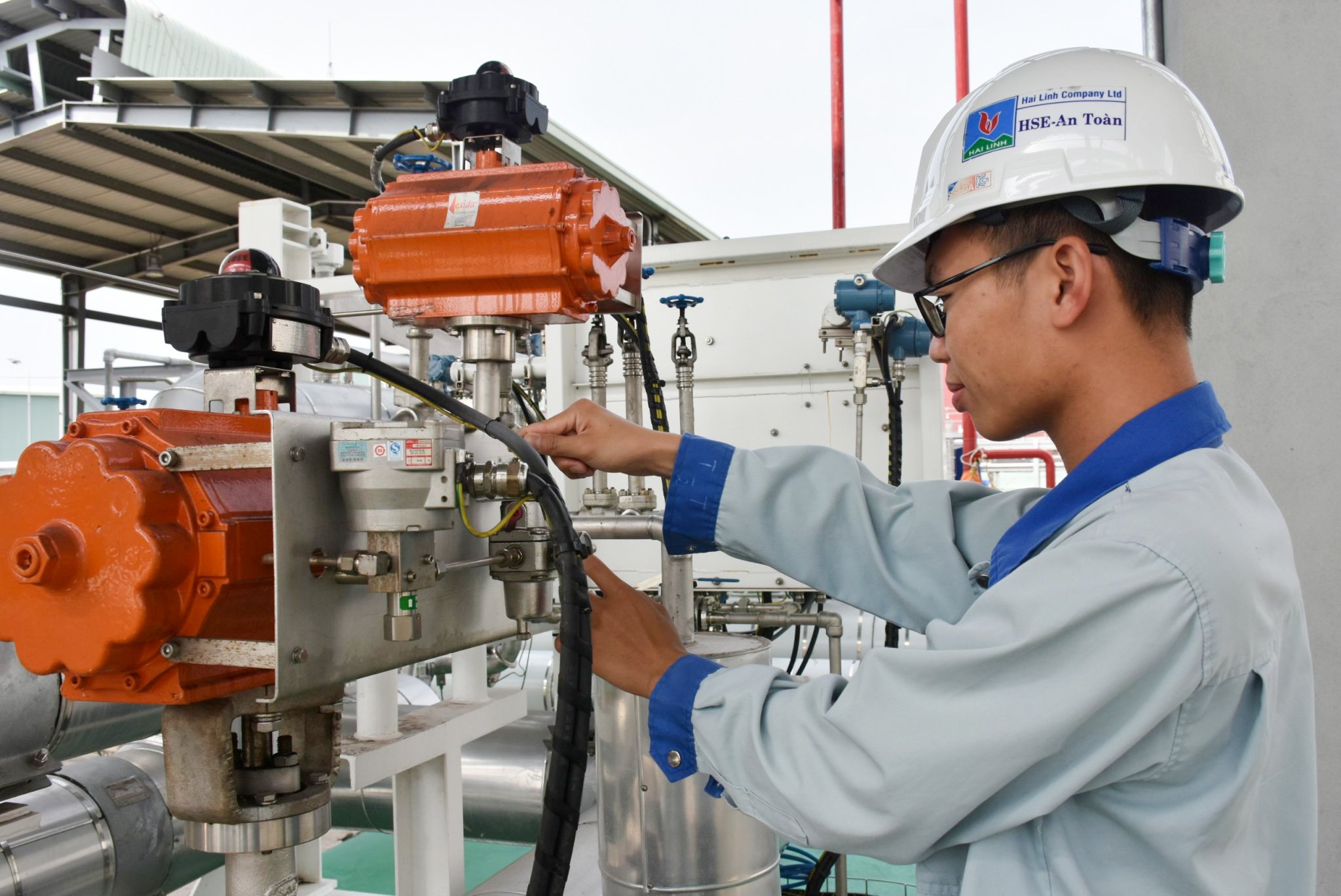 បុគ្គលិកក្រុមហ៊ុន Hai Linh Company Limited ធ្វើប្រតិបត្តិការសាកល្បងនៅ Hai Linh LNG Warehouse ។