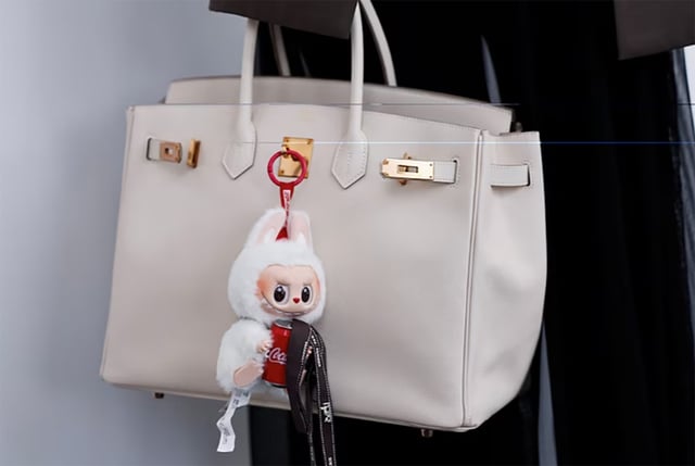 Tượng Labubu kích thước khủng bán đấu giá gần 4 tỉ đồng- Ảnh 2.