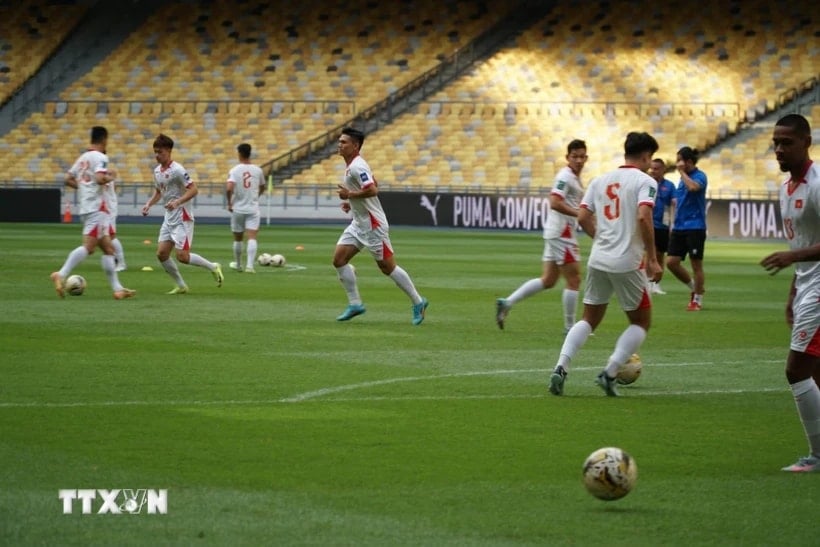 L'équipe vietnamienne s'entraîne et se familiarise avec le stade Bukit Jalil. (Photo : Hang Linh/VNA)
