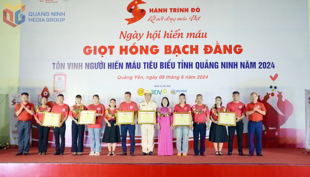 Các hộ gia đình hiến máu tiêu biểu được UBND tỉnh tôn vinh, khen thưởng tại Chương trình 