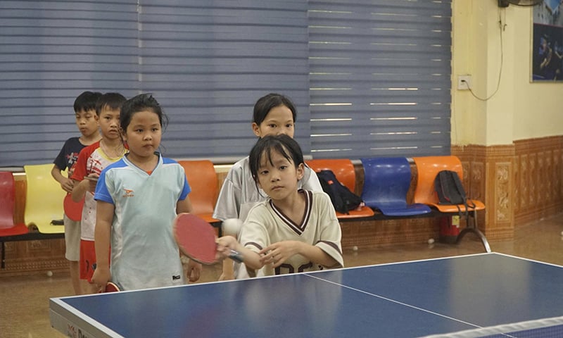 Học sinh luyện tập bóng bàn, rèn luyện phản xạ và kỹ năng tập trung.