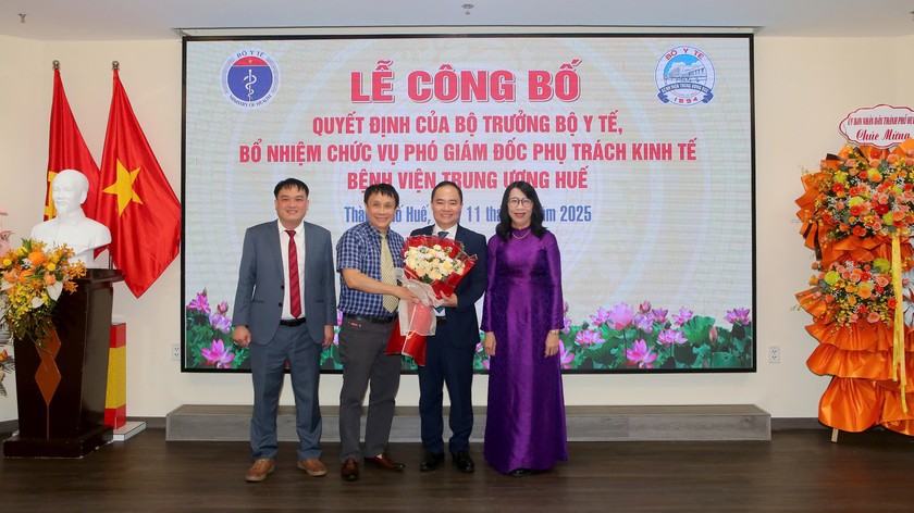 Hiện tại, ngoài ông Phạm Như Hiệp (60 tuổi, thứ 2 bên trái sang) Giám đốc; thì Bệnh viện Trung ương Huế có 3 Phó Giám đốc gồm: Bà Hoàng Thị Lan Hương (56 tuổi), ông Nguyễn Thanh Xuân (ngoài cùng bên trái, 43 tuổi) và ông Phạm Như Vĩnh Tuyên (54 tuổi)