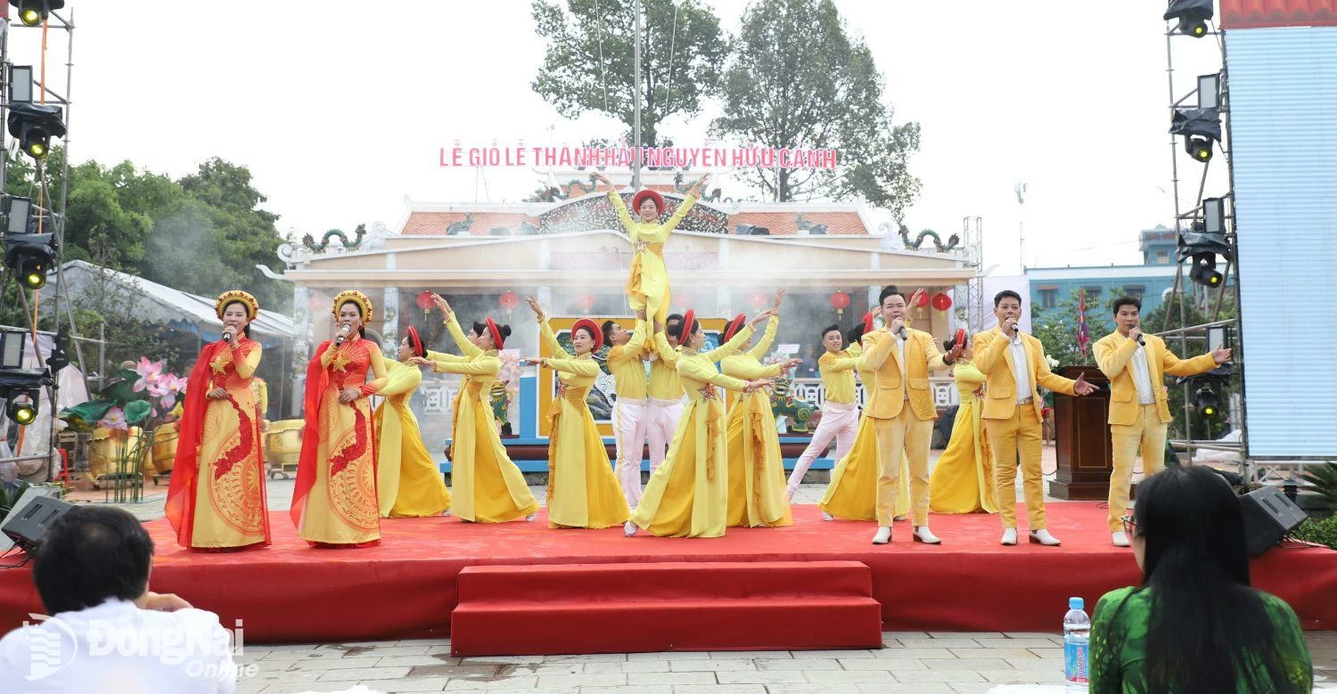 Kunstperformance bei der Zeremonie zur Bekanntgabe der Entscheidung zur Anerkennung des nationalen immateriellen Kulturerbes zum Todestag von Thanh Hau Nguyen Huu Canh. Foto: My Ny