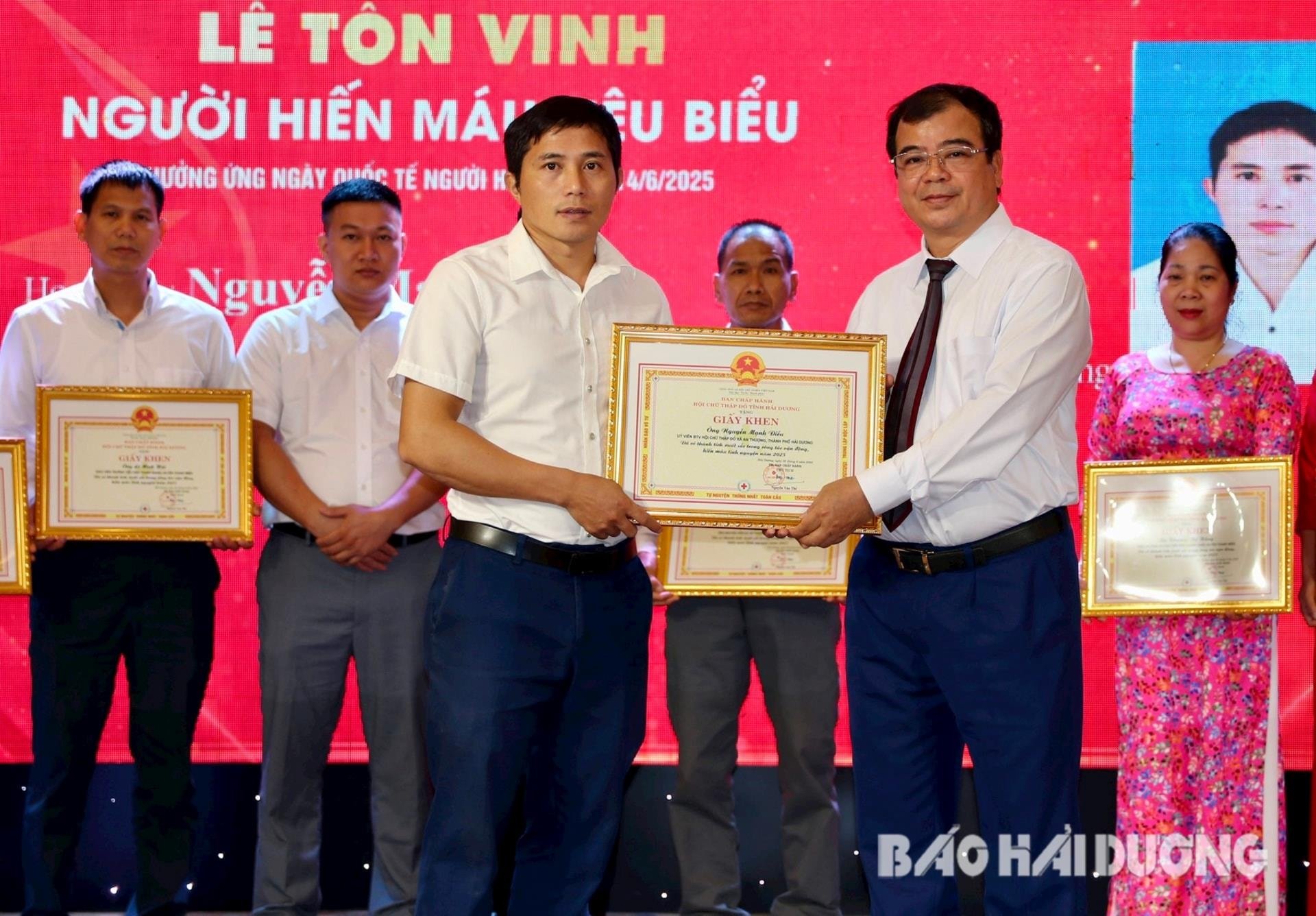 trao-giay-khen-ton-vinh(1).jpg