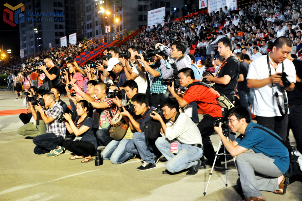 Phóng viên Báo Quảng Ninh cùng phóng viên báo chí Trung ương tác nghiệp tại Carnaval 2013.