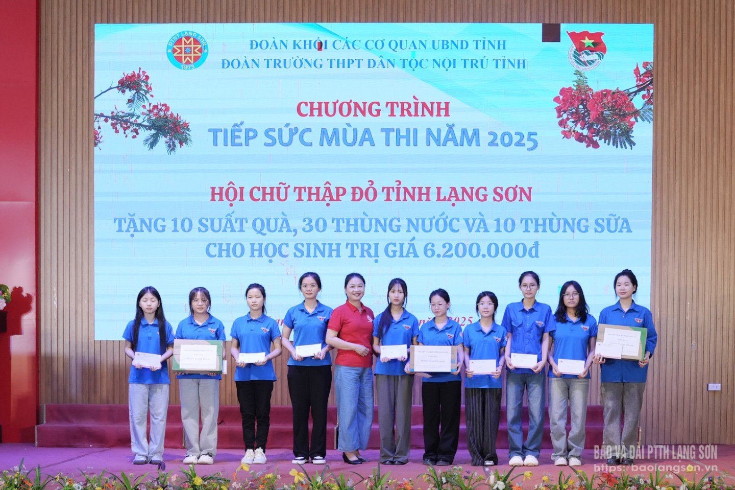 Đại diện Hội Chữ thập đỏ tỉnh trao quà cho các em học sinh