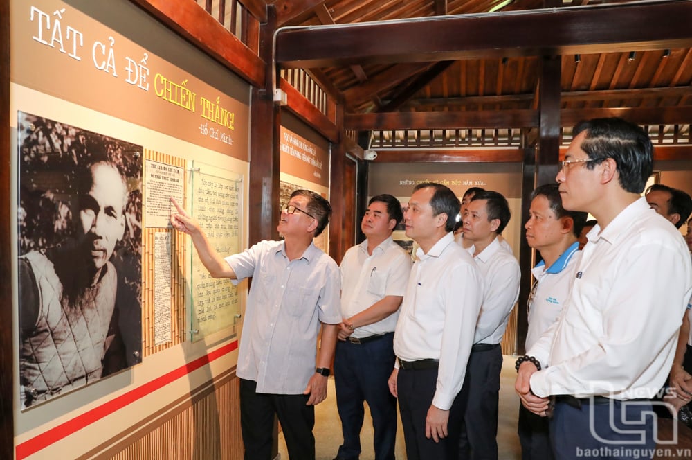 Các đại biểu tham quan không gian trưng bày tư liệu, hiện vật về Trường dạy làm báo Huỳnh Thúc Kháng.