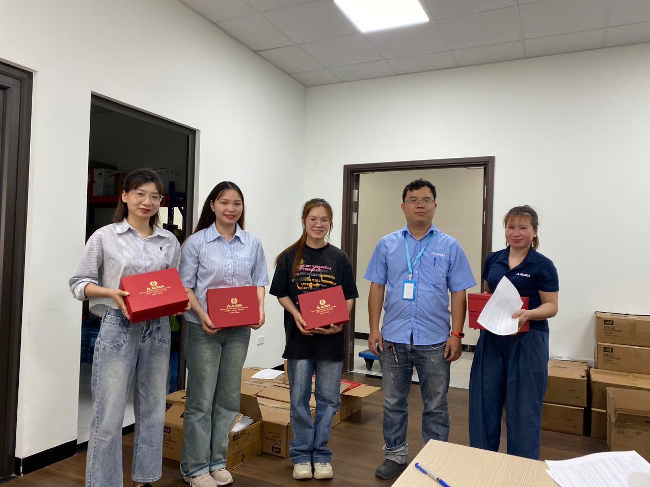 Công ty TNHH Công nghệ tấm lát sàn Ausda quan tâm động viên, tặng quà người lao động trong Tháng Công nhân.