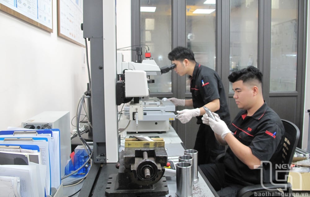 Công nhân Công ty KD HEAT TECHNOLOGY Thái Nguyên (tại Khu công nghiệp Điềm Thụy) trong giờ làm việc. 