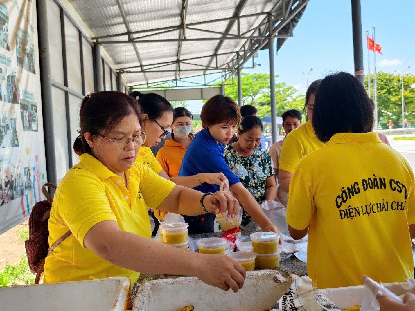 550 suất cháo bò dinh dưỡng được chị em Tổ Nữ công Điện lực Hải Châu vun vén chuẩn bị