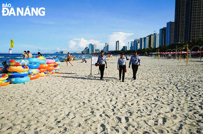 Las autoridades patrullan la playa de My Khe. Foto: TIEN DUNG