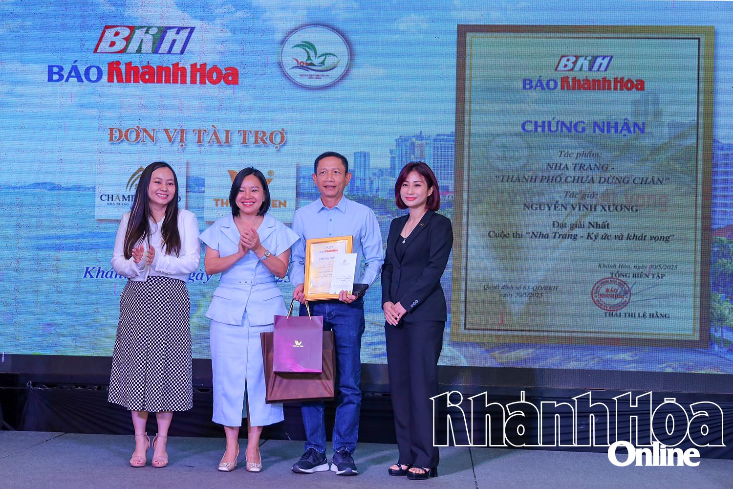 Lãnh đạo Báo Khánh Hòa cùng các đơn vị tài trợ trao giải nhất cuộc thi cho tác giả Nguyễn Vĩnh Xương.