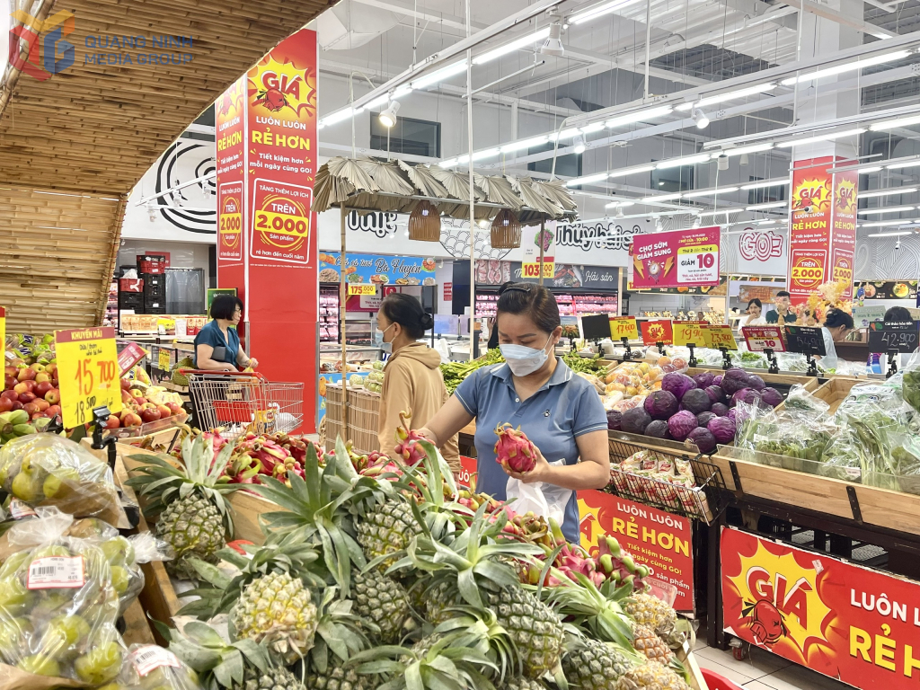 Người dân mua hàng hóa tại GO! Hạ Long.