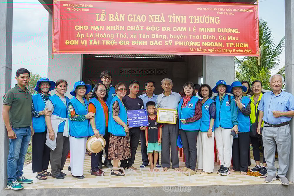 Hội NNCÐDC/Dioxin tỉnh Cà Mau phối hợp với Hội Phụ nữ Từ thiện TP Hồ Chí Minh bàn giao Nhà tình thương cho hộ ông Lê Minh Dương.
