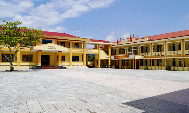 ការសាងសង់សាលប្រជុំ ច្រកទ្វារ របង និងទីធ្លានៃទីស្នាក់ការគណៈកម្មាធិការប្រជាជនឃុំ Quang Son (ទីរួម Ba Don) នៅតែជំពាក់បំណុលគេជាង ២,៣ពាន់លានដុង។