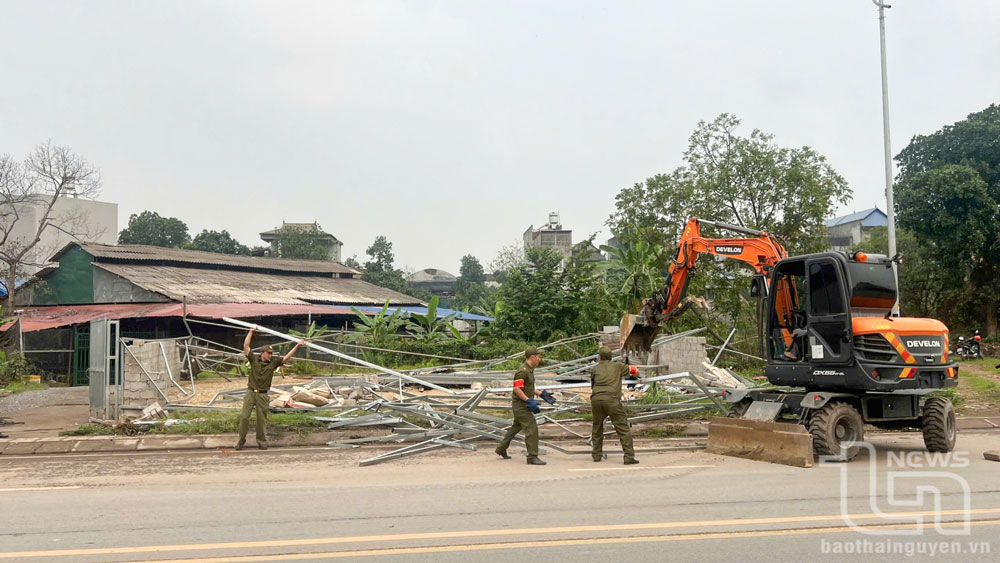 Illegal construction on public land managed by Gia Sang Ward People's Committee, adjacent to Xuong Rong stream and the sidewalk of Bac Nam road - Huong Thuong bridge.
