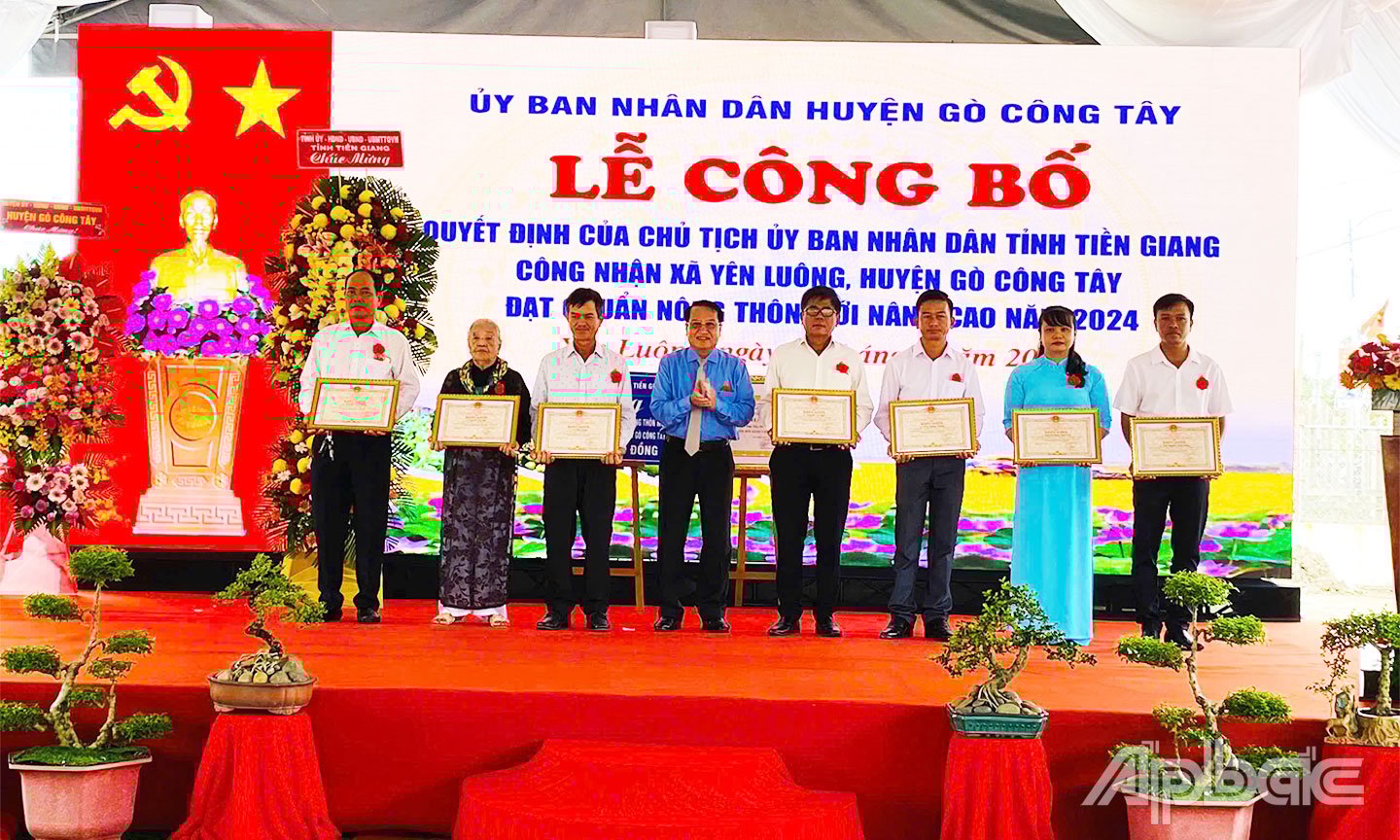 Đồng chí Phạm Văn Trọng, Tỉnh ủy viên, Phó Chủ tịch UBND tỉnh trao Bằng khen của UBND tỉnh cho các cá nhân có thành tích xuất sắc trong xây dựng xã Yên Luông đạt chuẩn NTM nâng cao.	                                                                                                  Ảnh: KIM LAN