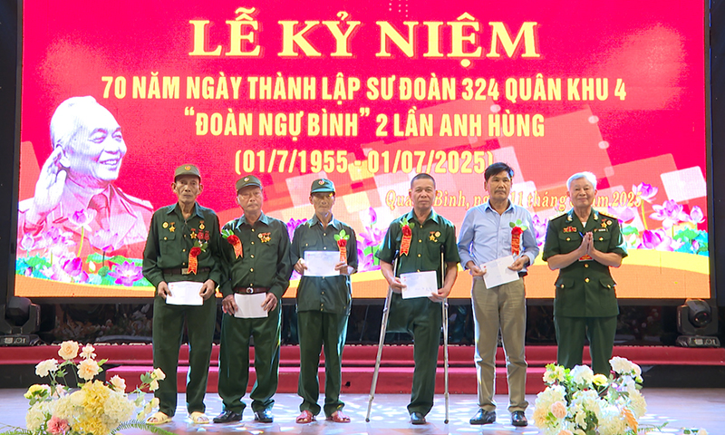 Trao quà cho các thân nhân liệt sỹ và hội viên hoàn cảnh khó khăn.