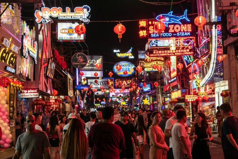 Phố đi bộ Walking Street ở Pattaya là điểm thu hút du khách nổi tiếng. Ảnh: Shutterstock.