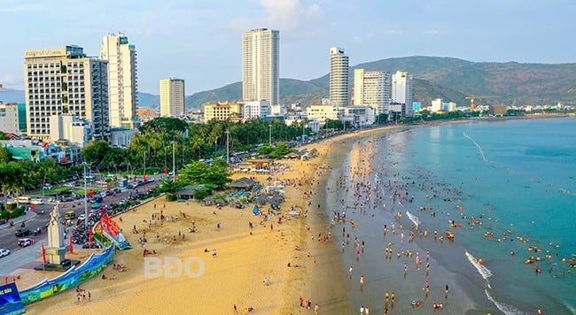 Bãi biển Quy Nhơn dọc tuyến đường Xuân Diệu và An Dương Vương chiều về thu hút rất đông người tắm biển. Ảnh: NGUYỄN DŨNG