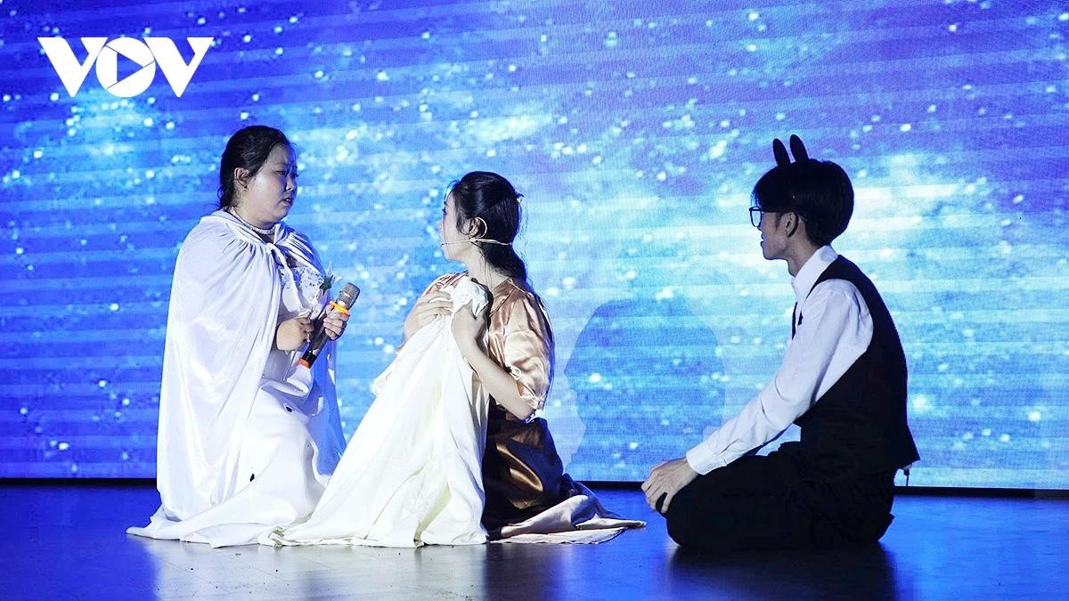 Đêm Chung kết Hội thi Diễn kịch Tiếng Anh “DNC SPOTLIT, Wanders in Worldlands” với nhiều tác phẩm văn học cổ điển nước ngoài được sinh viên dàn dựng.