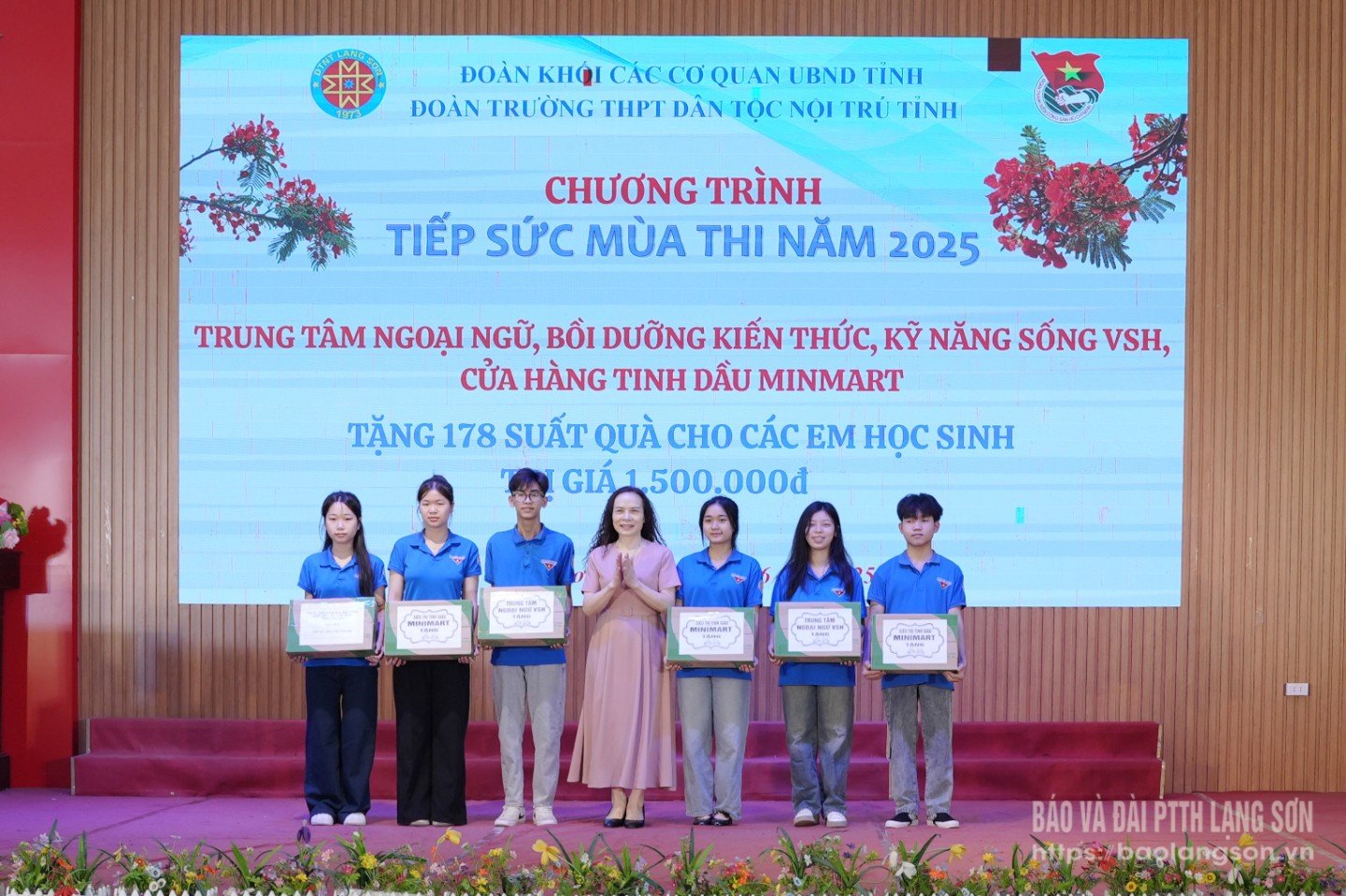 Đại diện Trung tâm Ngoại ngữ, bồi dưỡng kiến thức - kỹ năng sống VSH tặng quà cho các em học sinh lớp 12