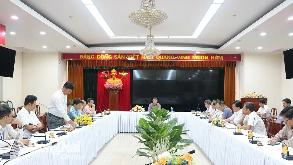 Đại diện nhà đầu tư phát biểu ý kiến tại buổi làm việc. Ảnh: Phạm Tùng