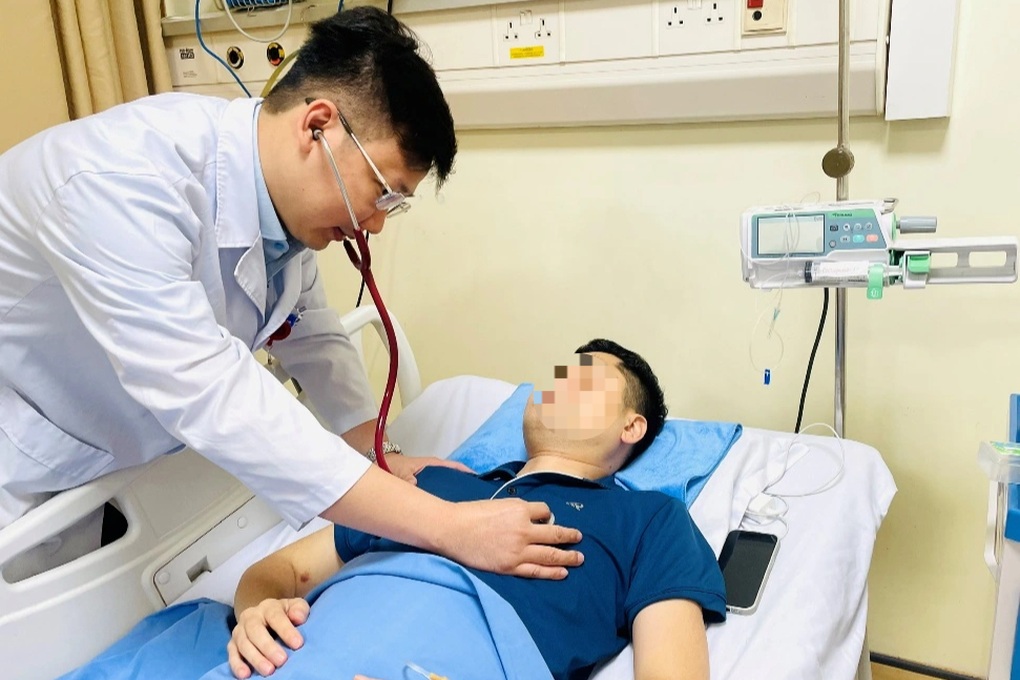 Sau cơn đau đầu, buồn nôn, người đàn ông phải truyền 100 đơn vị huyết tương - 1