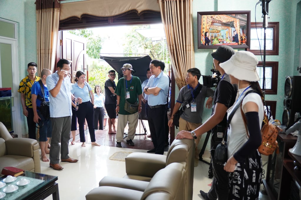 Lãnh đạo Trung tâm Truyền thông tỉnh tham gia góp ý một cảnh quay bộ phim 