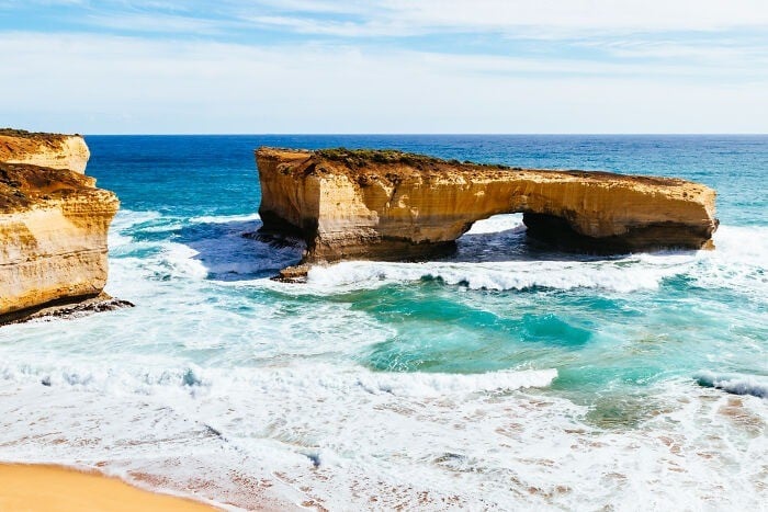Great Ocean Road là tuyến đường ven biển dài 243 km ở bang Victoria, Úc, có cảnh quan tuyệt đẹp. Tuyến đường này chạy từ Torquay đến Allansford, kết nối nhiều thị trấn và mang đến cơ hội khám phá, ngắm động vật hoang dã và giải trí. ẢNH: BOREDPANDA