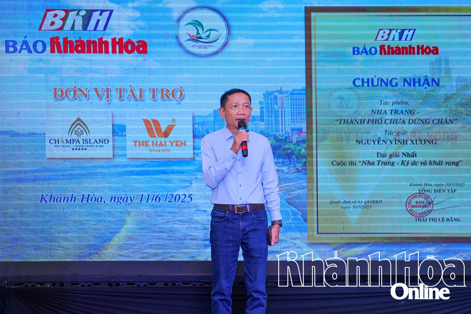 Tác giả Nguyễn Vĩnh Xương chia sẻ cảm xúc tại lễ trao giải.