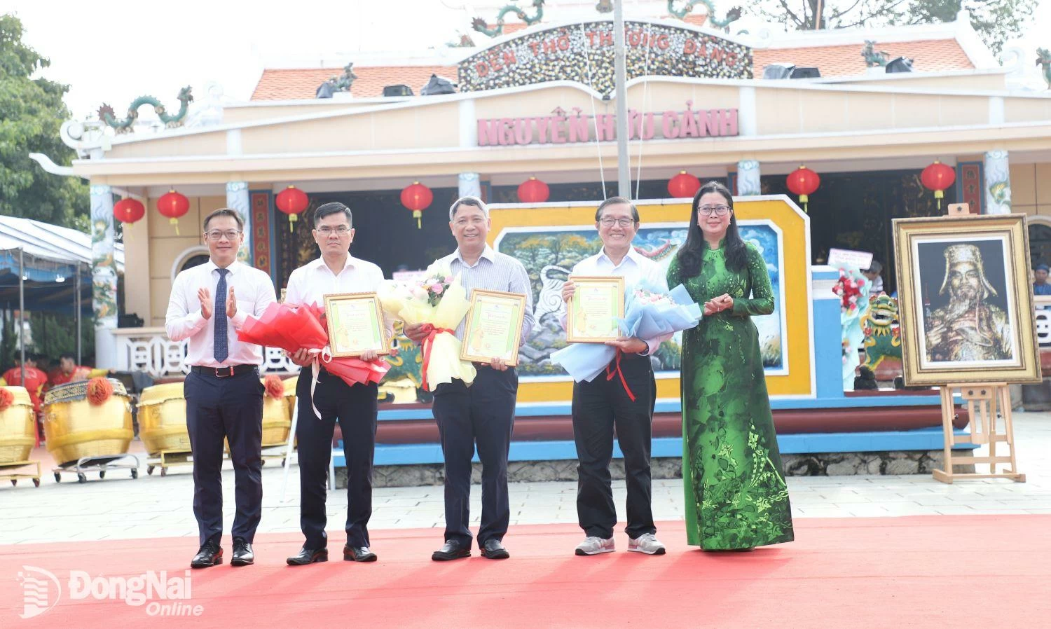 Vertreter des Ministeriums für Kultur, Sport und Tourismus und des Volkskomitees der Stadt Bien Hoa überreichten Einheiten und Einzelpersonen Dankesbriefe. Foto: My Ny
