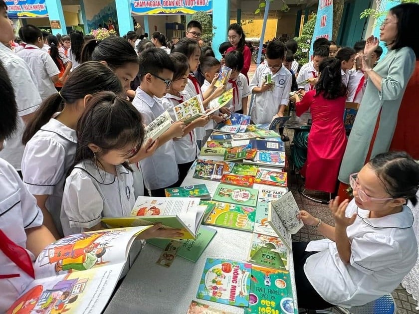 Tiết đọc sách được sắp xếp linh hoạt trong thời khóa biểu hoặc lồng ghép trong các hoạt động giáo dục. Ảnh minh họa: Nguyễn Mỹ