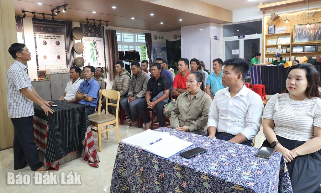 Các đại biểu tham dự Lễ giao, nhận vật tư nông nghiệp thực hiện Dự án hỗ trợ liên kết sản xuất trong chăm sóc và tiêu thụ cà phê trên địa bàn xã Dray Sáp (huyện Krông Ana).