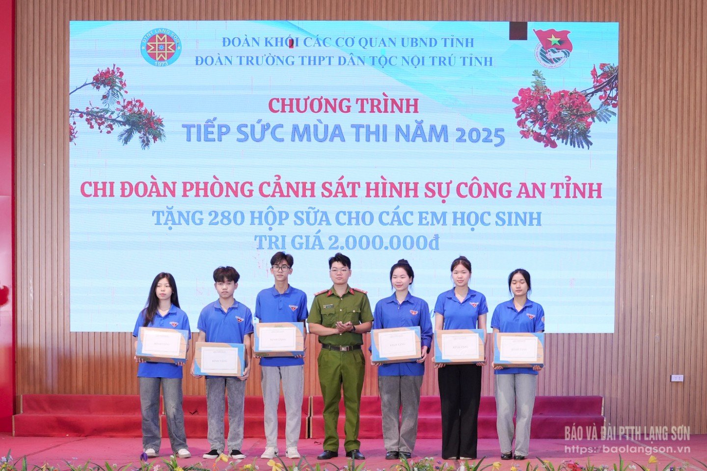 Đại diện Chi đoàn Phòng Cảnh sát hình sự Công an tỉnh tặng sữa cho các em học sinh